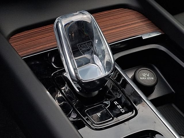 2024 Volvo XC60 Recharge Plug-In Hyb Ultimate Dark Theme