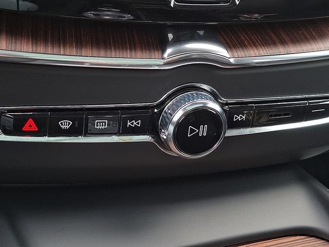 2024 Volvo XC60 Recharge Plug-In Hyb Ultimate Dark Theme