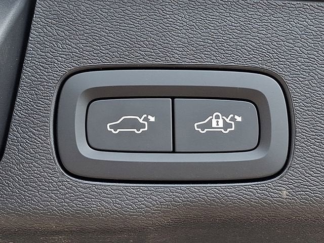 2025 Volvo XC60 Plug-In Hybrid Plus