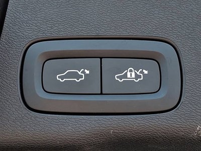 2023 Volvo XC60 Ultimate Bright Theme