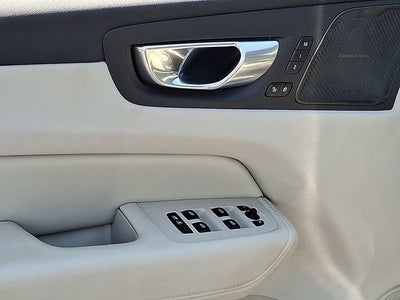 2023 Volvo XC60 Ultimate Bright Theme