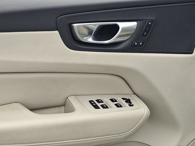 2024 Volvo XC60 Plus Dark Theme