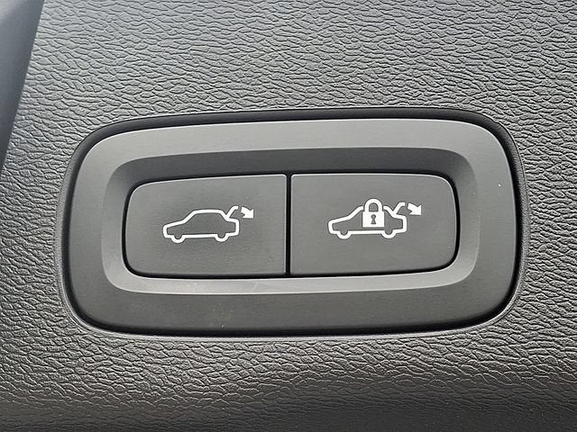 2024 Volvo XC60 Plus Dark Theme