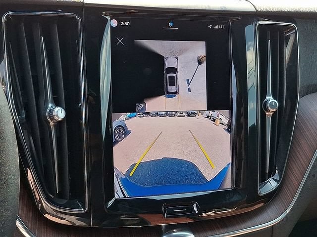 2024 Volvo XC60 Plus Dark Theme