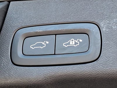 2024 Volvo XC60 Plus Dark Theme