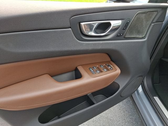 2024 Volvo XC60 Plus Dark Theme