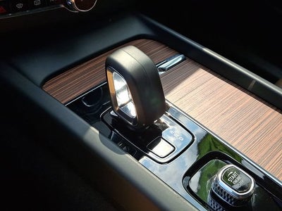2024 Volvo XC60 Plus Dark Theme