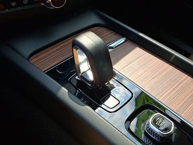 2024 Volvo XC60 Plus Dark Theme