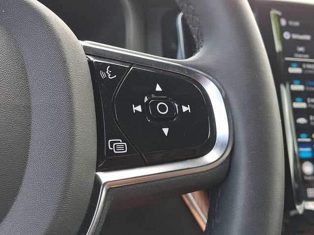 2024 Volvo XC60 Plus Dark Theme