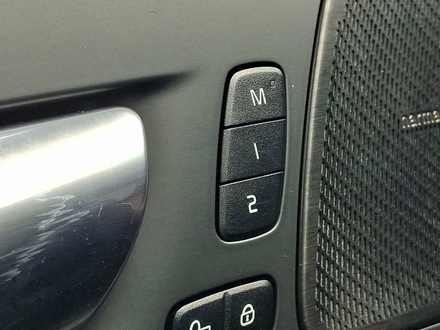 2024 Volvo XC60 Plus Dark Theme