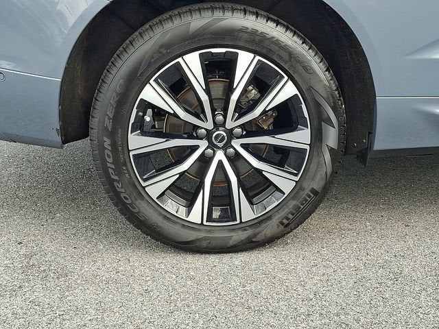2024 Volvo XC60 Plus Dark Theme