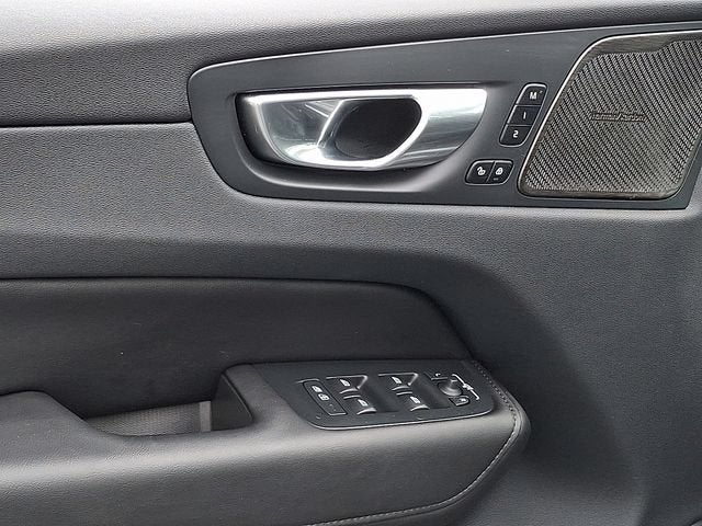 2024 Volvo XC60 Plus Dark Theme
