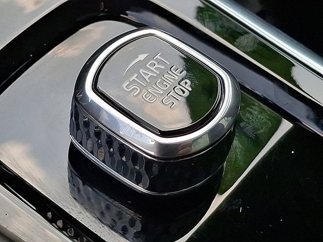 2024 Volvo XC60 Plus Dark Theme