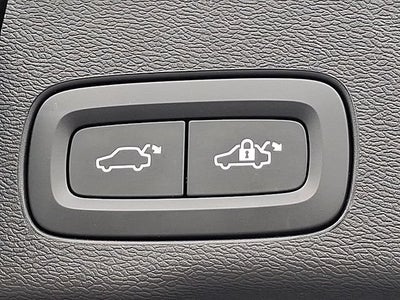 2024 Volvo XC60 Plus Dark Theme