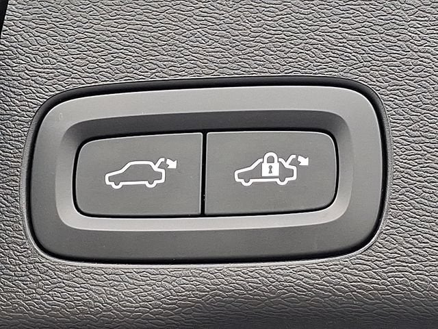 2024 Volvo XC60 Plus Dark Theme
