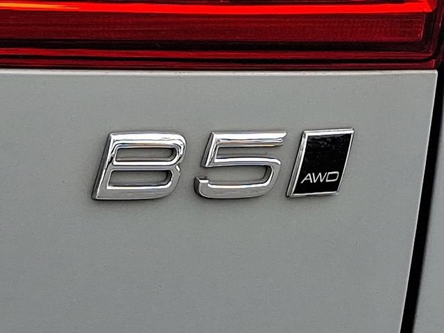 2024 Volvo XC60 Plus Dark Theme