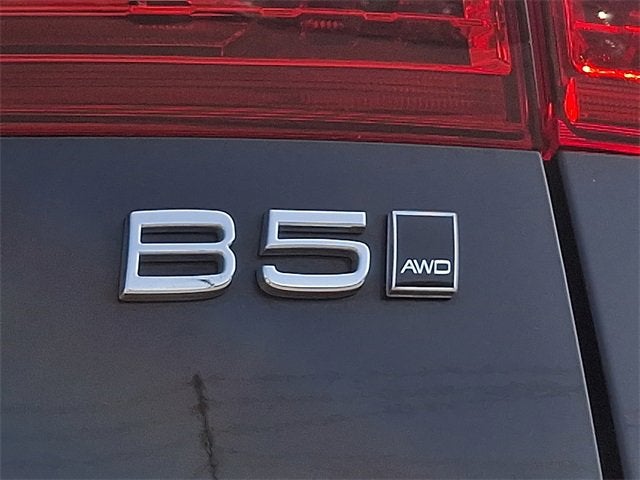 2024 Volvo XC60 Plus Dark Theme