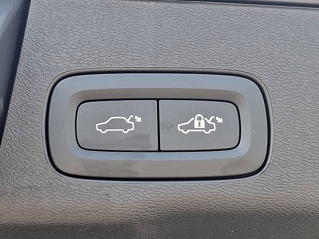 2024 Volvo XC60 Ultimate Dark Theme
