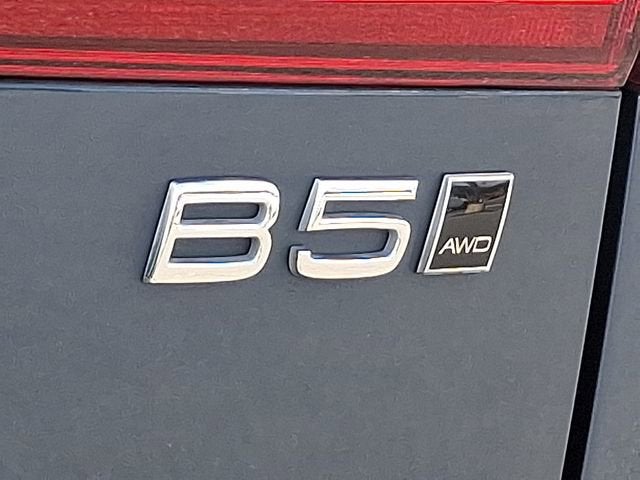 2024 Volvo XC60 Ultimate Dark Theme