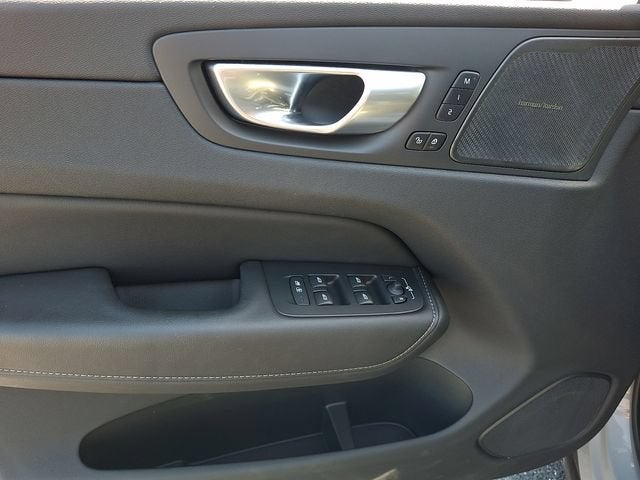 2024 Volvo XC60 Ultimate Dark Theme