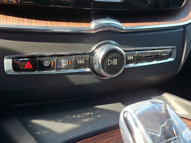 2024 Volvo XC60 Ultimate Dark Theme