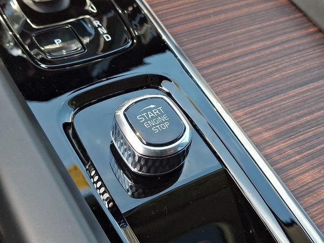 2024 Volvo XC60 Ultimate Dark Theme