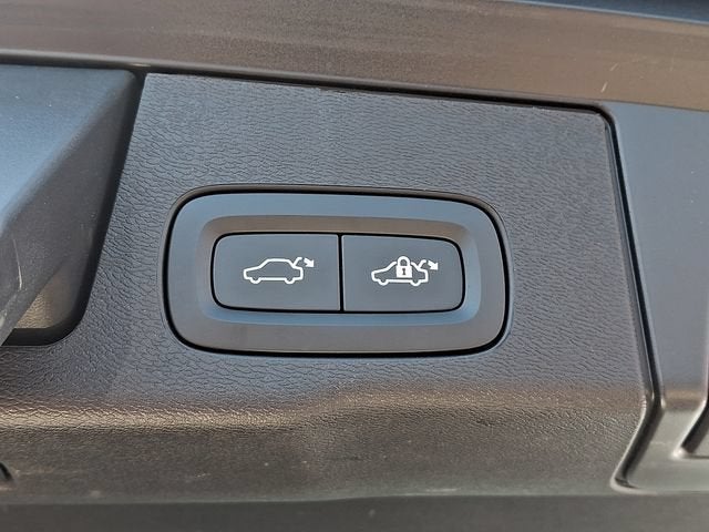 2024 Volvo XC60 Ultimate Dark Theme