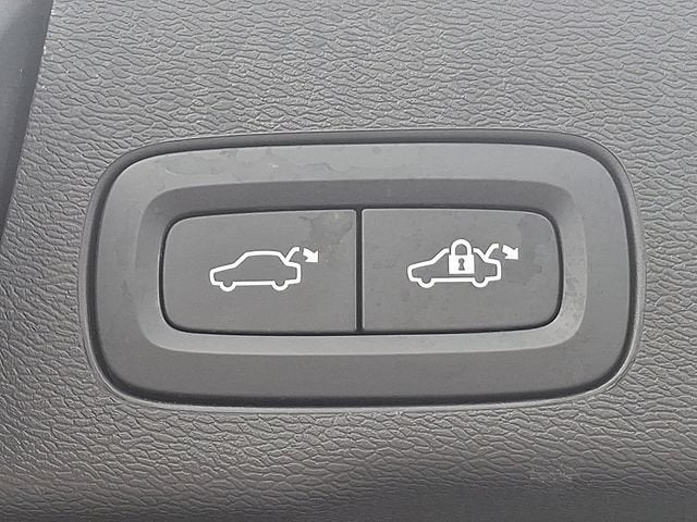 2024 Volvo XC60 Ultimate Dark Theme