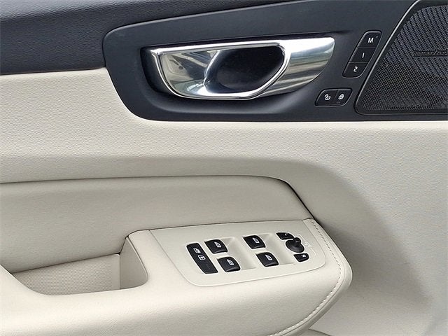 2023 Volvo XC60 Plus Bright Theme