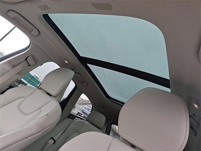 2023 Volvo XC60 Plus Bright Theme