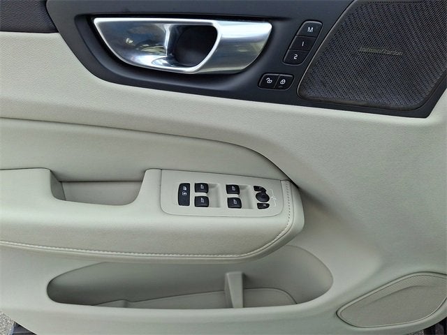 2023 Volvo XC60 Plus Bright Theme