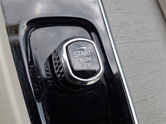 2023 Volvo XC60 Plus Bright Theme