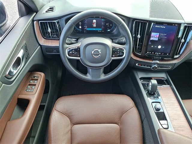 2023 Volvo XC60 Plus Bright Theme