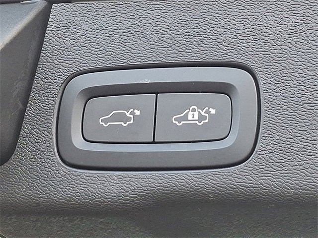 2023 Volvo XC60 Plus Bright Theme