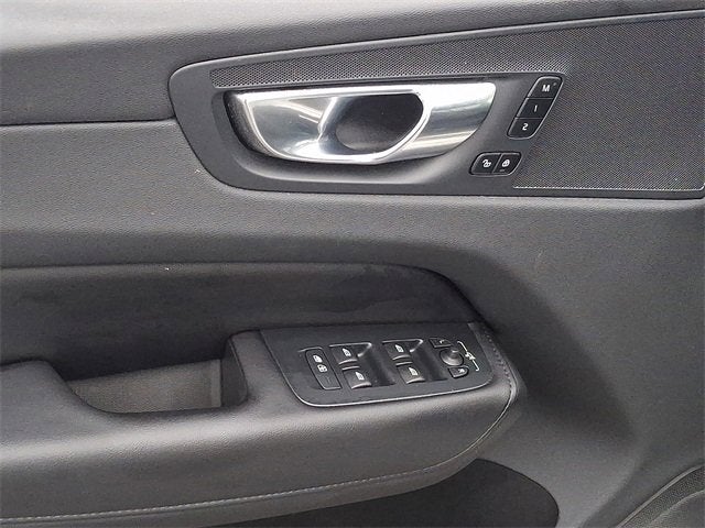 2023 Volvo XC60 Plus Bright Theme