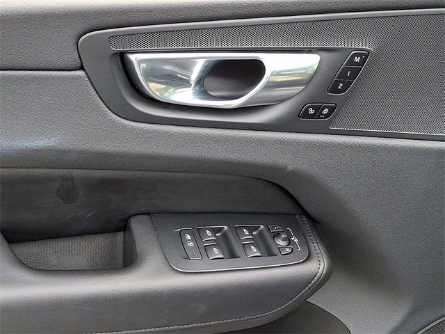 2023 Volvo XC60 Plus Dark Theme