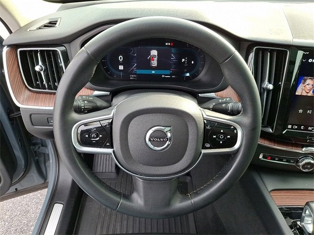 2023 Volvo XC60 Plus Dark Theme
