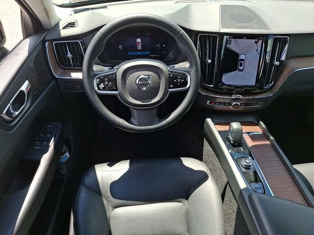 2023 Volvo XC60 Plus Dark Theme