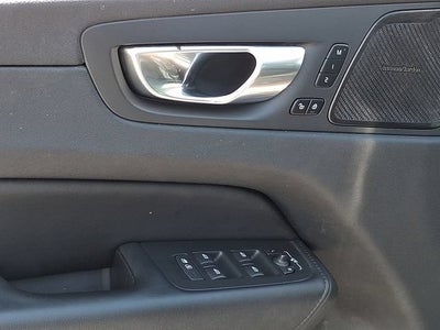 2023 Volvo XC60 Plus Dark Theme