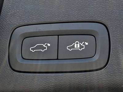 2023 Volvo XC60 Plus Dark Theme