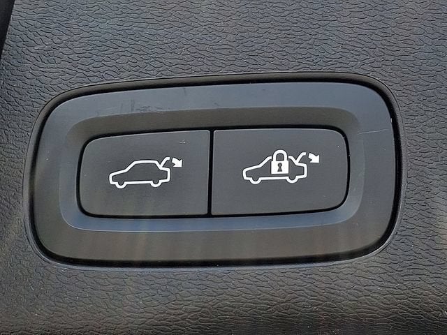 2023 Volvo XC60 Plus Dark Theme