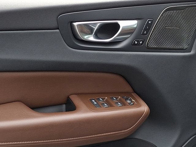2023 Volvo XC60 Plus Dark Theme
