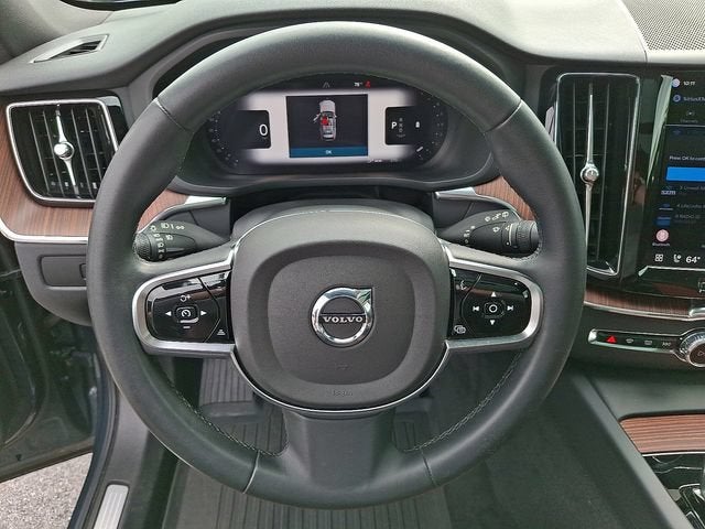 2023 Volvo XC60 Plus Dark Theme