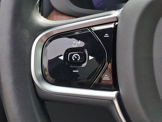 2023 Volvo XC60 Plus Dark Theme