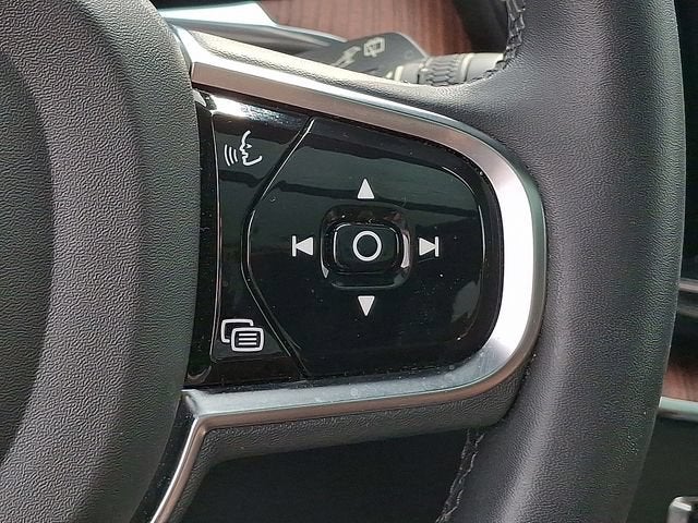 2023 Volvo XC60 Plus Dark Theme