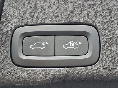 2023 Volvo XC60 Plus Dark Theme