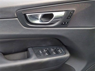 2023 Volvo XC60 Plus Dark Theme