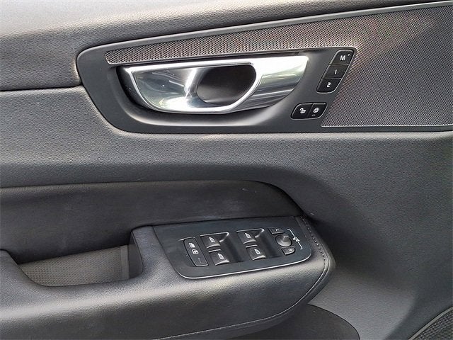 2023 Volvo XC60 Plus Dark Theme