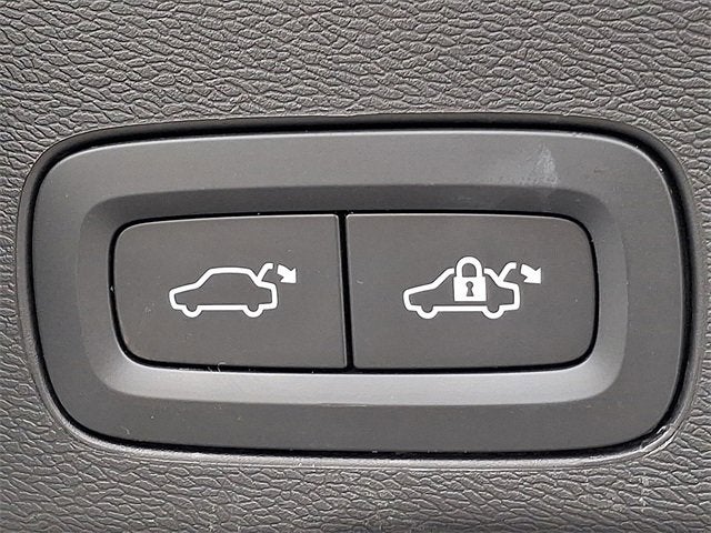 2023 Volvo XC60 Plus Dark Theme