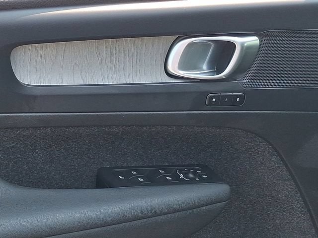 2024 Volvo XC40 Plus Bright Theme